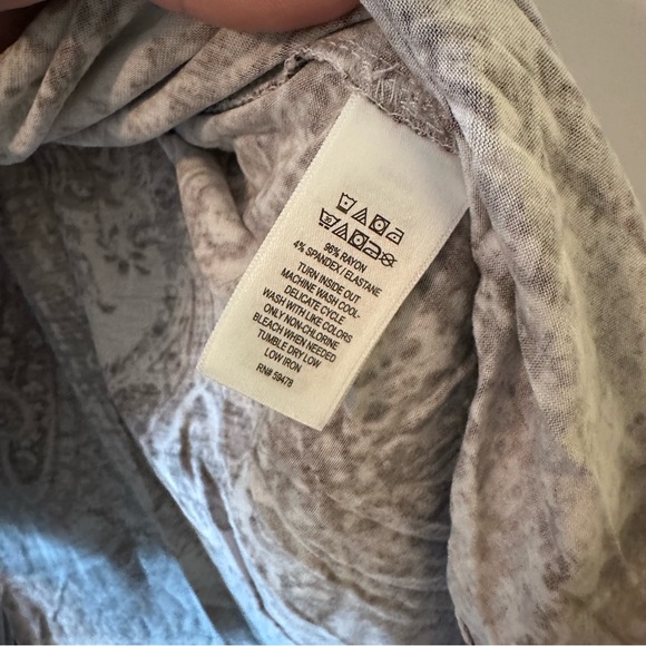 Elegant Black and White Paisley Blouse - Picture 5 of 6